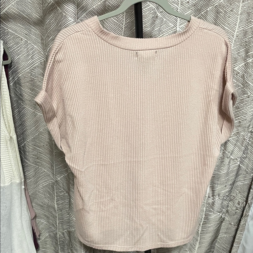Discreet Blush Ribbed V-Neck Tee - Picture 3 of 4